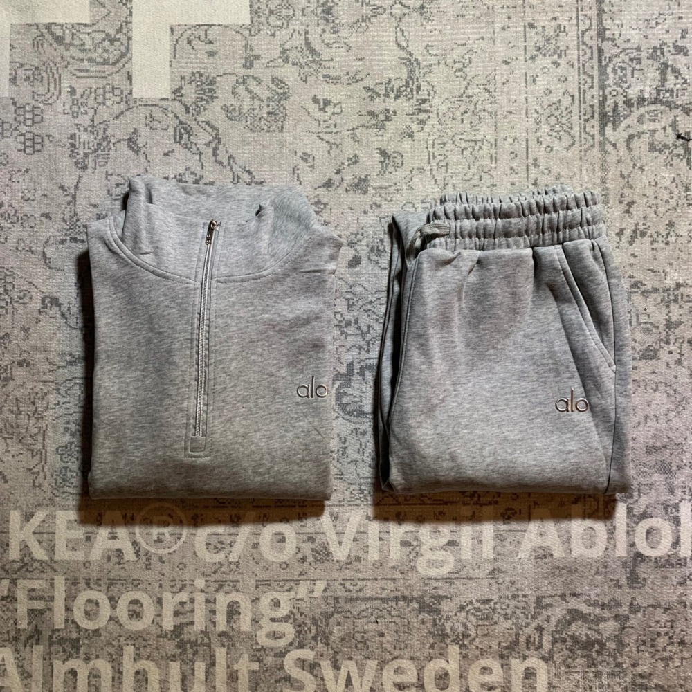 Alo Yoga Grey Heather Quarter Zip Pullover and Open Leg Sweatpants Set Medium - Picture 11 of 11